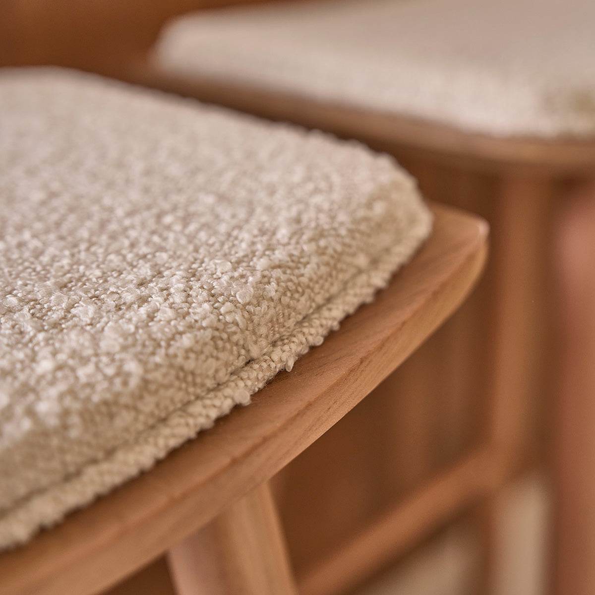 AMBRE - Sgabello da bar in teak massello con seduta bouclé 75 cm