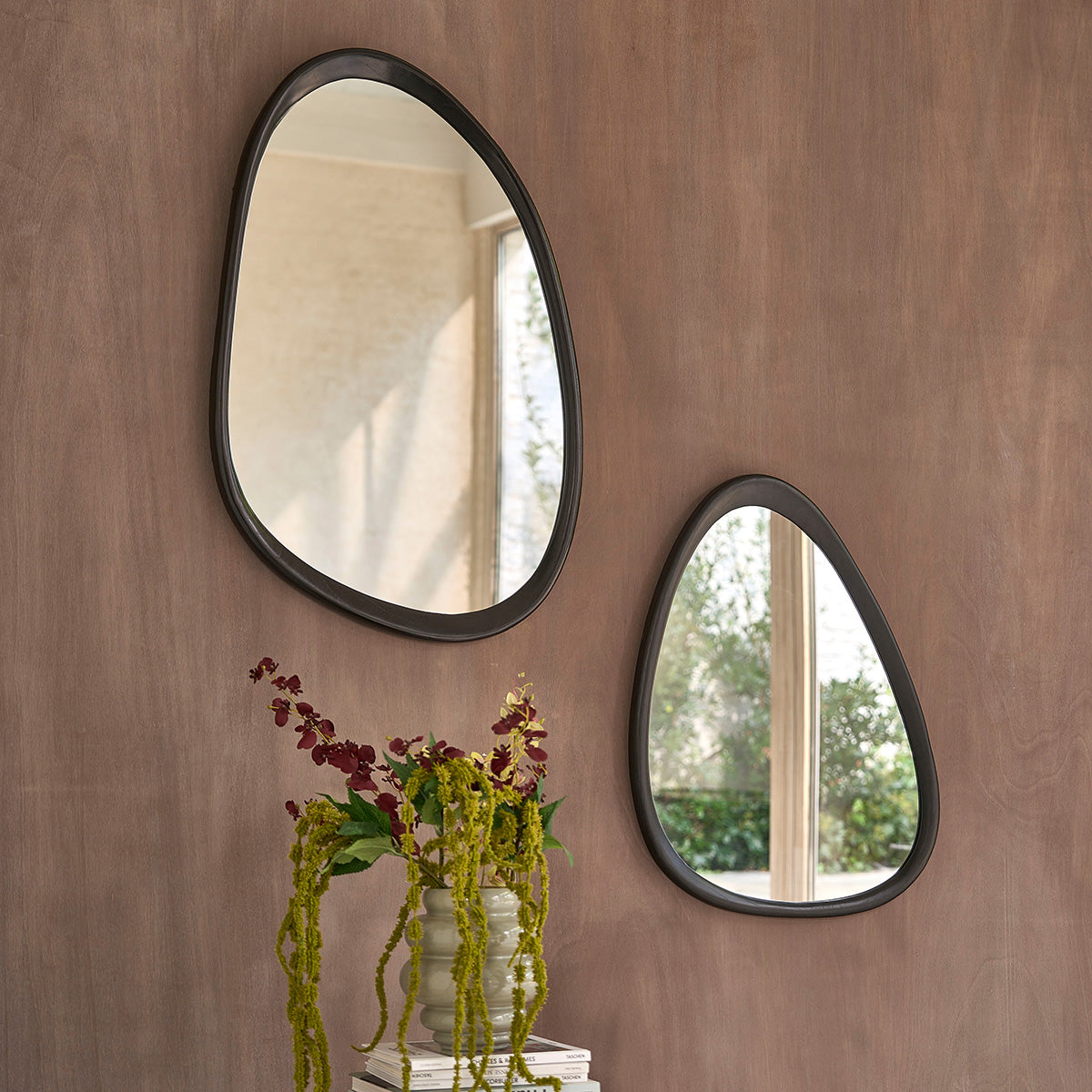 THELMA - Specchio organico in legno di mindi nero 75x60 cm