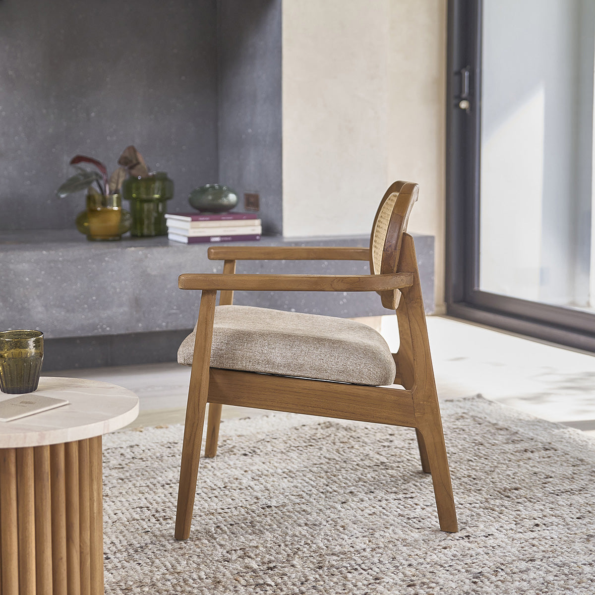 SABI - Poltrona in teak massello, cannage e tessuto grigio-beige