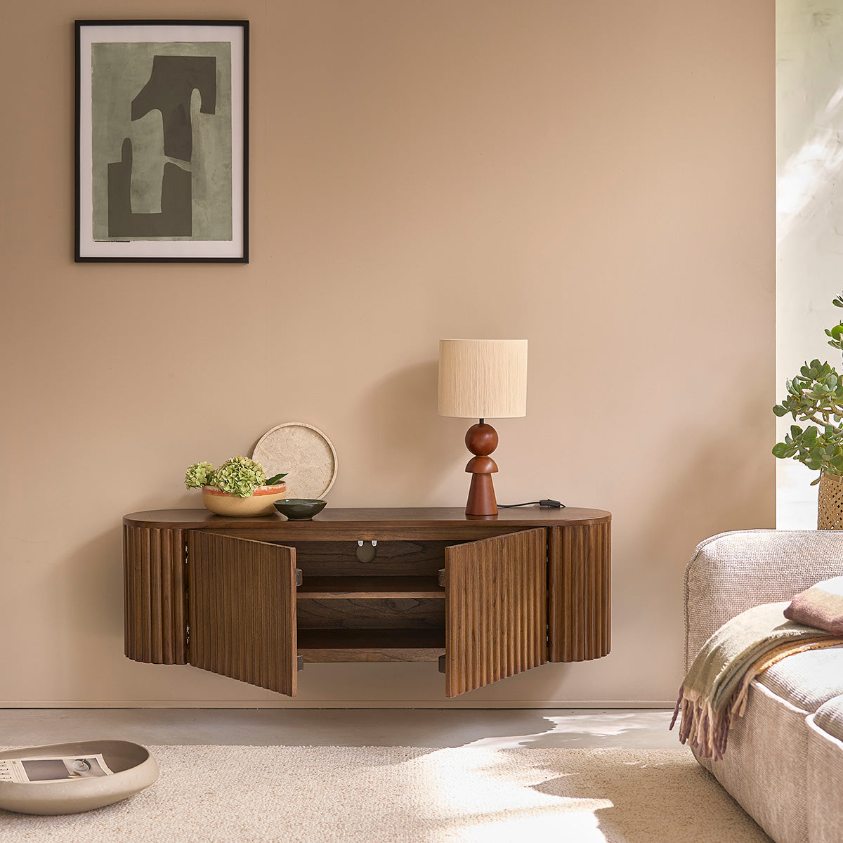 TRINIDAD - Mobile porta TV sospeso in legno di mindi con finitura in noce da 140 cm