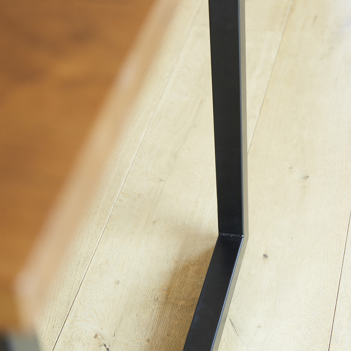 HUGO - Tavolo in teak massello e metallo per 8 pers.