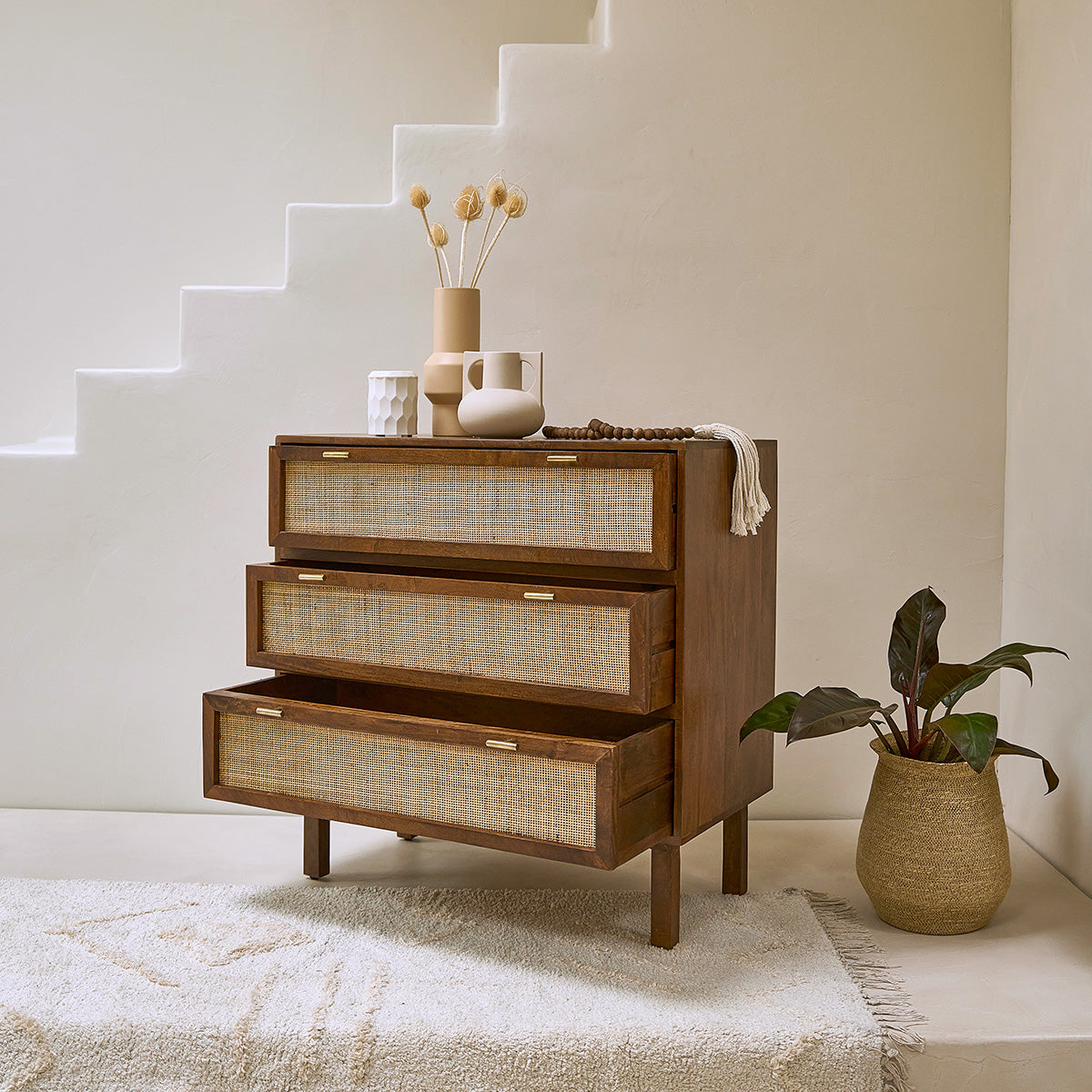 RAPHAEL - Cassettiera in mango massello e midollino finitura in noce 90 cm