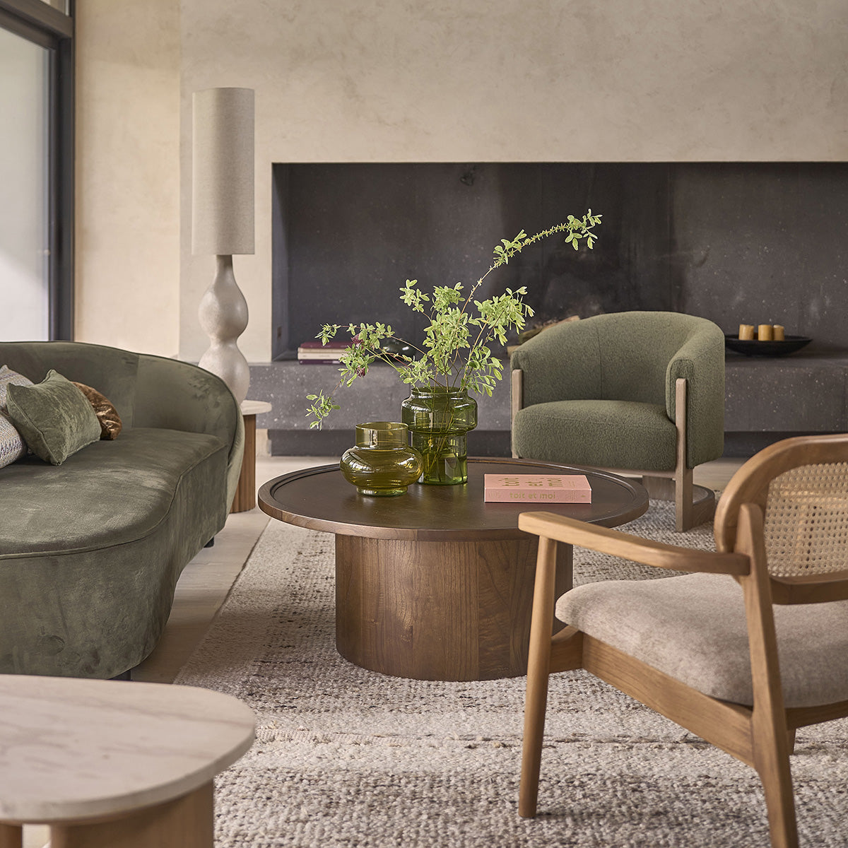 SOLÈNE - Tavolino rotondo in mindi massello con finitura in noce Ø 100 cm