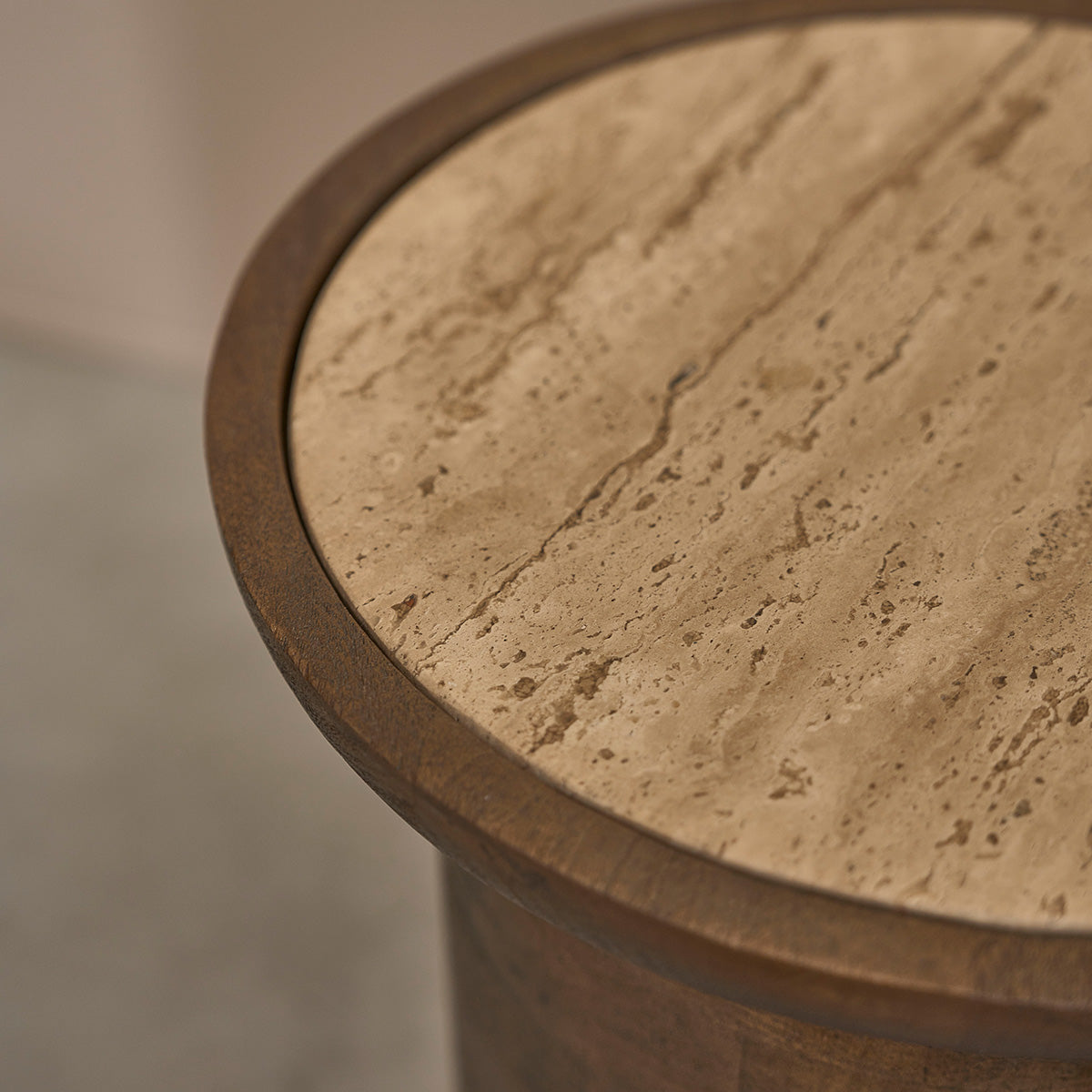ELENA - Tavolino d’appoggio rotondo in legno di mango e travertino