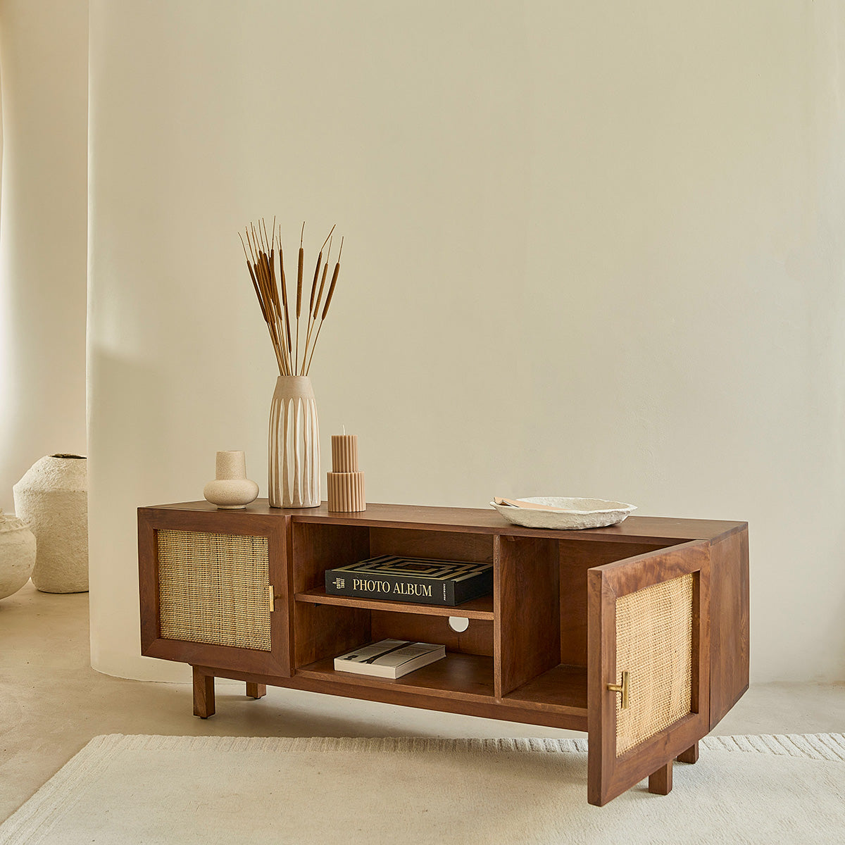 RAPHAEL - Mobile TV in mango massello finitura in noce e midollino 140 cm